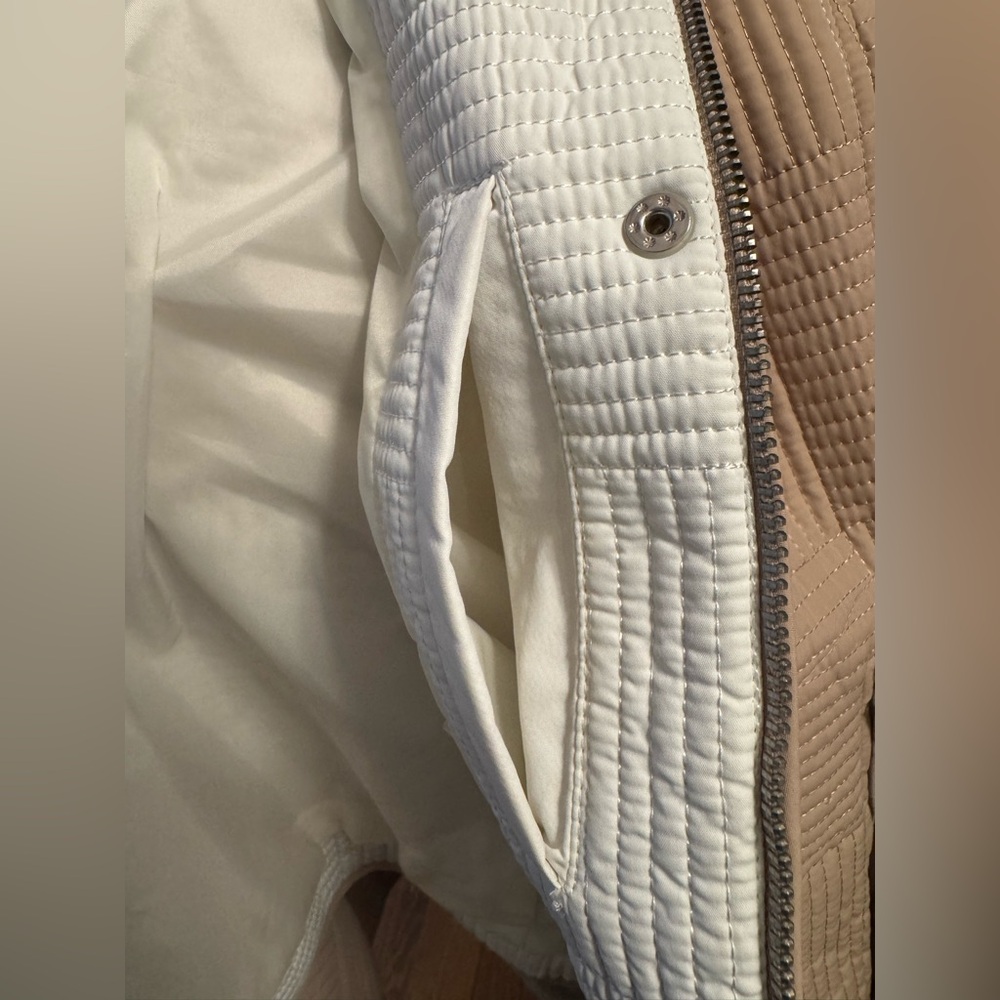 NWOT Tan Quilted Women’s Jacket Size PS
Water Resistant - Picture 6 of 12